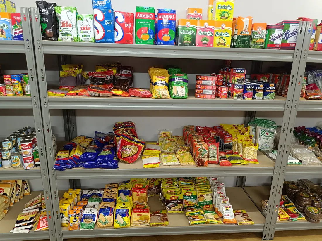 Selección de productos latinos, yerba mate, harinas y bebidas en Vigo